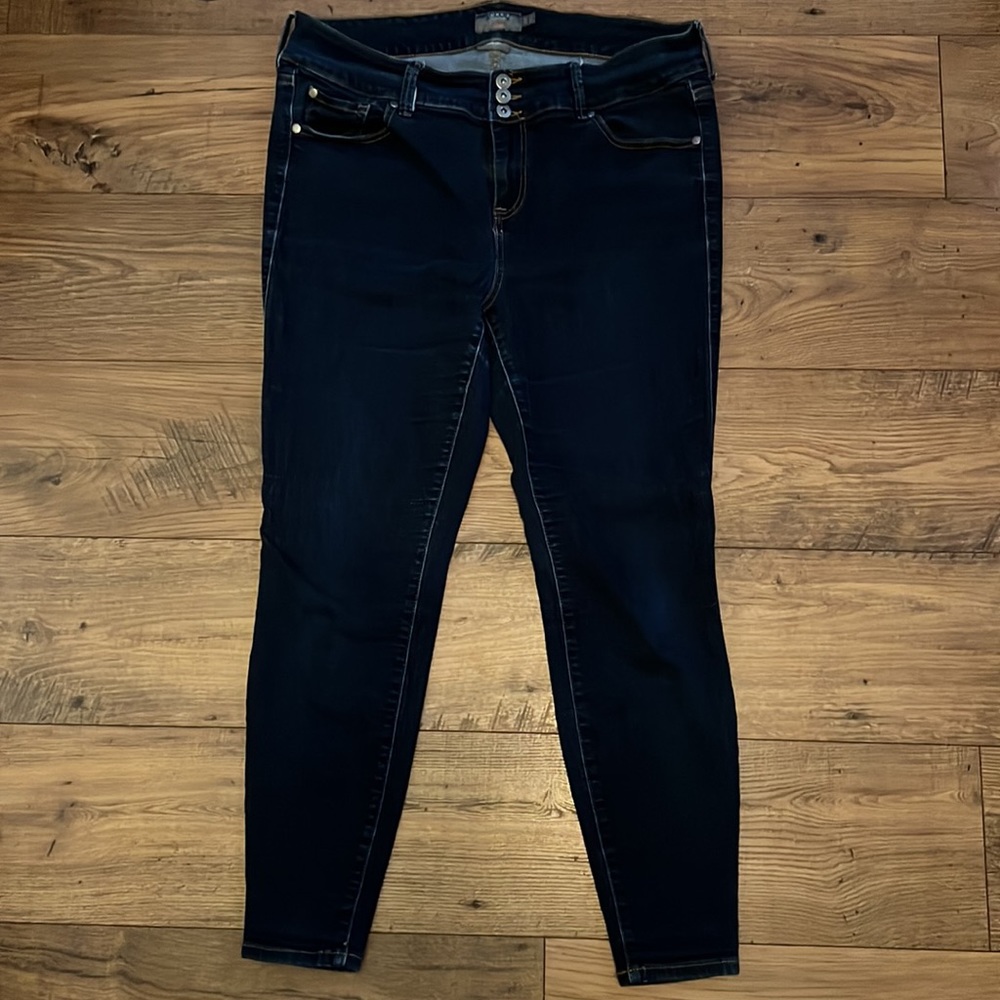 TORRID #FeelTheFit Super Soft Jegging Dk Wash 5 Pocket 3 Button Zipper Entry 18R - Picture 4 of 8